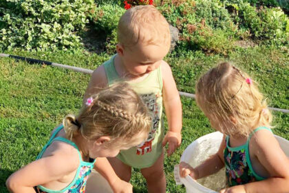 Kai termometro stulpelis ne pavėsyje perkopia 30 laipsnių padalą ir net naktys neleidžia atvėsti, paklausiausia preke tampa paprasčiausi ventiliatoriai, pripučiami vandens baseinai ir visa kita, kas gaivina. Pastarosiomis dienomis net ir tokių elementarių daiktų nusipirkti čia ir dabar Panevėžyje neįmanoma.