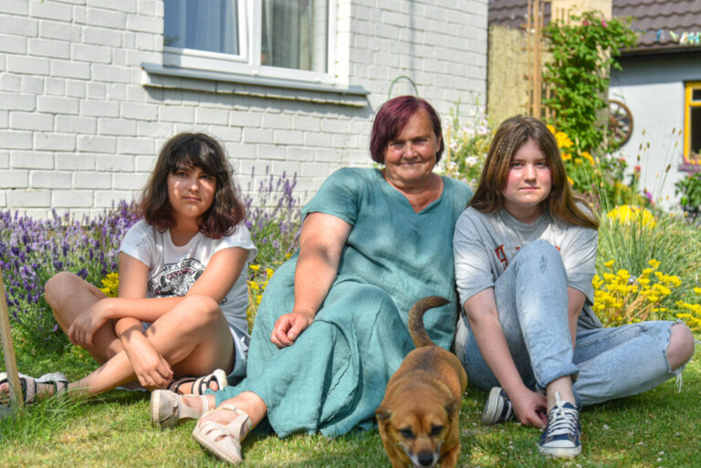 Po sunkio ligos dukrą praradusi panevėžietė Aušra Pėžėlienė dar tik antri metai su savo anūkėmis mokosi gyventi kitaip. Močiutei tenka iš naujo pažinti jaunąją kartą, o į namus sugrįžta laimė.