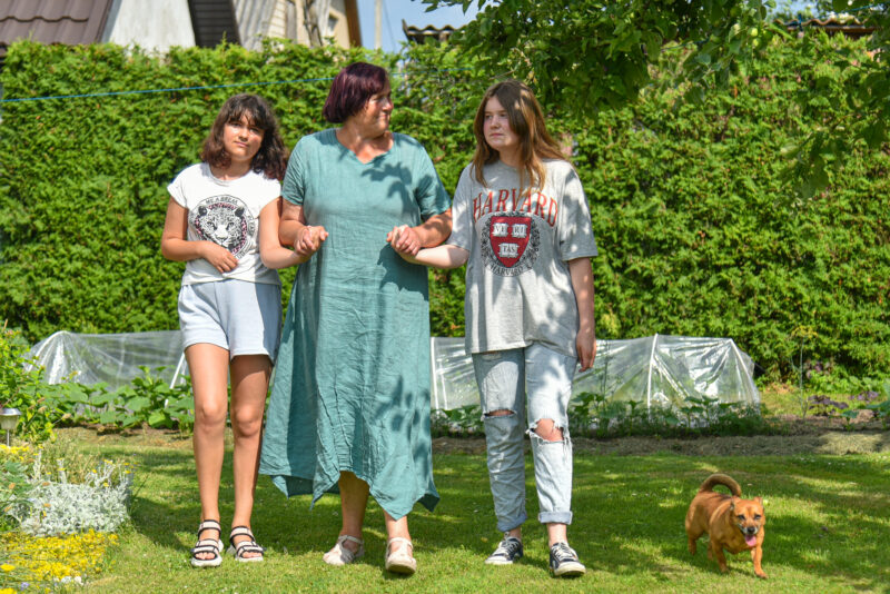 „Labai gražu, kai anūkės mane vadina ne močiute, o Aušriuku“, – šypsosi globėja. P. ŽIDONIO nuotr.