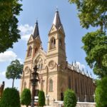 Po didžiulio remonto naujomis spalvomis nušvitusi Krekenavos Šv. Mergelės Marijos ėmimo į dangų mažoji bazilika sukvietė tikinčiuosius į naujo altoriaus konsekravimo iškilmes, kurioms vadovavo Panevėžio vyskupas Linas Vodopjanovas. Į baziliką rinkosi minia – ir vietinių, ir atvkusiųjų. Po pamaldų tikintieji neskubėjo namo – smalsiai apžiūrinėjo naująjį altorių, kuriame paslėpta gausybė simbolių ir ypatinga kraujo relikvija.