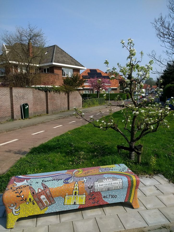 Panevėžio vaizdus J. Verstratė perkėlė ant savo skrupulingai rankomis dėlioto mozaikinio suolelio ir simboliškai perjuosė jį trispalve bei Nyderlandų vėliava. Asmeninio archyvo nuotr.