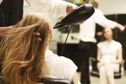 Pas grožio specialistus po ilgoko karantino sugrįžę panevėžiečiai pajuto, kad gražūs plaukai ar dailus manikiūras labiau paplonino piniginę. Tačiau brangstant elektrai bei kitoms paslaugoms, jau kalbama apie tokių procedūrų dar vieną kainų šuolį.