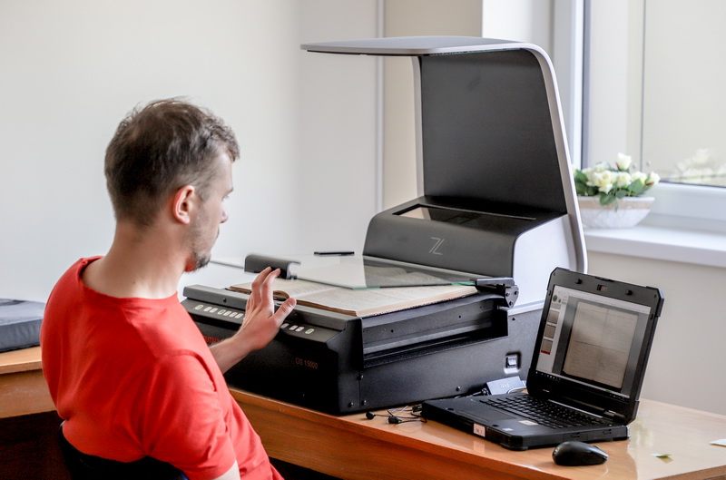 Panevėžyje per pusantro tūkstančio senesnių nei šimto metų Panevėžio vyskupijos bažnytinių knygų, surinktų iš 51 bažnyčios, savanorių entuziastų buvo nuskenuotos ir suskaitmenintos. I. STULGAITĖS-KRIUKIENĖS nuotr.