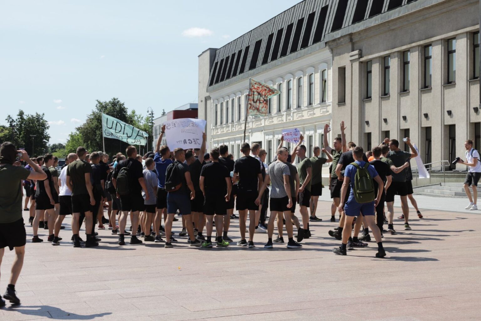 Antradienį vidurdienį prie Panevėžio miesto savivaldybės rinkosi protestuotojai, aidėjo šūviai.