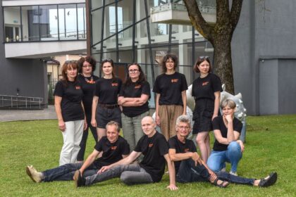 Praturtėjo ir kūriniais, ir draugais Tris savaites Aukštaitijos sostinėje vykęs tarptautinis keramikos simpoziumas iškilmingai uždarytas, keramikai apdovanoti ir išlydėti, o jų kūriniai dar ilgai džiugins, įkvėps, žadins fantaziją tų, kas ateis apžiūrėti simpoziumo parodos. Po jos šie darbai praturtins Panevėžio miesto dailės galerijos šiuolaikinės keramikos kūrinių kolekciją.