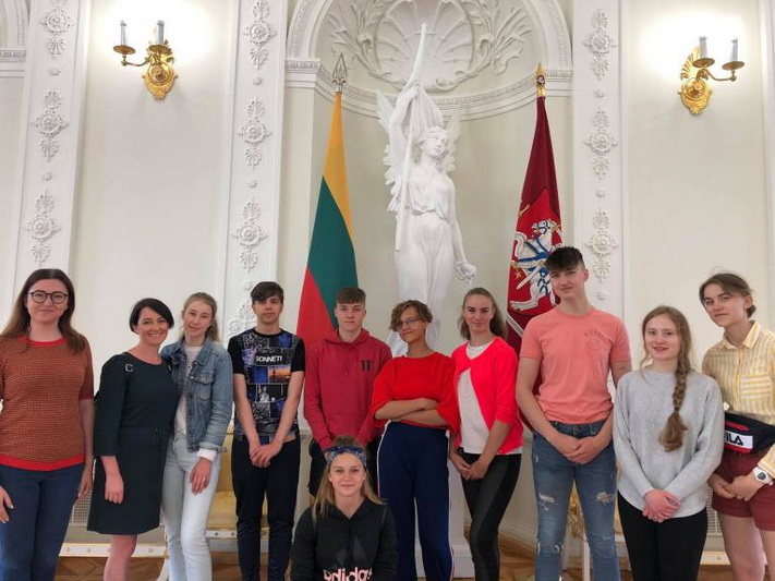 Užsienio lietuvių vaikų stovyklos Lietuvoje dalyviai viešnagėje Prezidentūroje. ASMENINIO ARCHYVO nuotr.