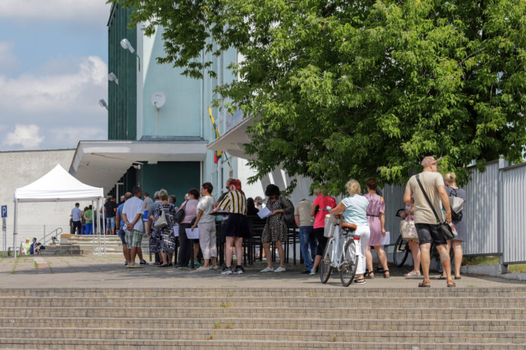 Masinio panevėžiečių skiepijimo sporto rūmuose akcija sukėlė pasipiktinimo bangą. Ne vienas iš anksto užsiregistravęs skiepytis paskutinę minutę sulaukė pranešimo, kad registracija anuliuojama – visas gautas vakcinas privalu atiduoti stojusiems į gyvą eilę.