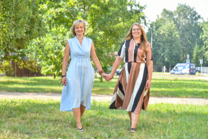 Tiems, kam vis dar atrodo, kad bibliotekininko darbas – keisti knygas, kartais pasišnekučiuojant su lankytojais, o bibliotekininkės gyvenimą pažįsta tik iš knygų, derėtų susipažinti su šios profesijos atstovėmis panevėžietėmis mama ir dukra Lina Dubauskiene bei Vika Šešetiene. Jų laukia ir vaikai, ir kalinės, o pačios darbe ne tik skaito, darbuojasi virbalais, bet dar ir augina popierių.