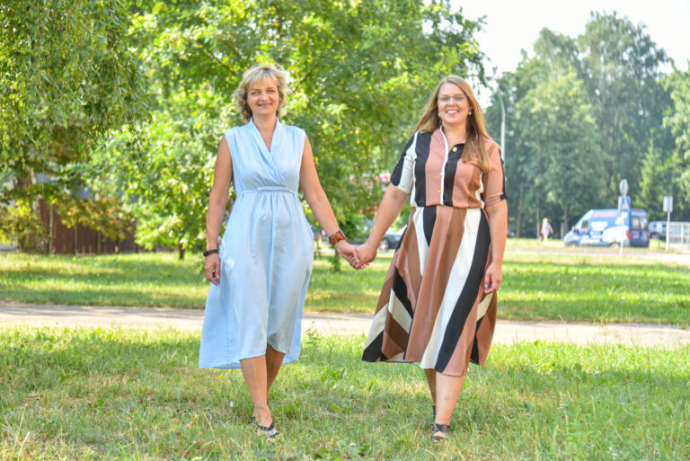 Tiems, kam vis dar atrodo, kad bibliotekininko darbas – keisti knygas, kartais pasišnekučiuojant su lankytojais, o bibliotekininkės gyvenimą pažįsta tik iš knygų, derėtų susipažinti su šios profesijos atstovėmis panevėžietėmis mama ir dukra Lina Dubauskiene bei Vika Šešetiene. Jų laukia ir vaikai, ir kalinės, o pačios darbe ne tik skaito, darbuojasi virbalais, bet dar ir augina popierių.