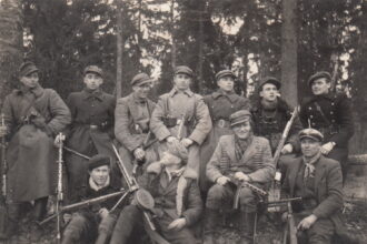 Vyčio apygardos Žaibo būrio partizanai. Iš kairės sėdi: Antanas Jakubonis-Vermachtas, Jonas Sinkevičius-Ąžuolis, Ąžuolas, Bronius Gvozdas-Lapelis, dar vienas – neatpažintas; iš kairės stovi: Albinas Sauliūnas-Saulėgrąža, Marijonas Pociūnas-Erdvė, Petras Šimka-Trenksmas, Antanas Mincė-Lietus, būrio vadas Antanas Žilys-Žaibas, Albinas Miknevičius-Judas, Bernatavičius-Rasputinas. XX a. 5-asis dešimtmetis. PANEVĖŽIO KRAŠTOTYROS MUZIEJAUS FONDŲ nuotr.