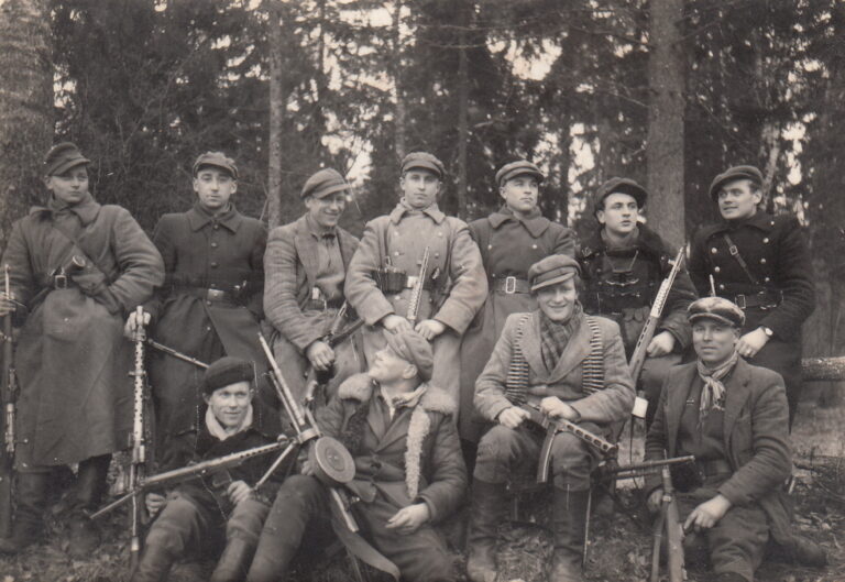 Vyčio apygardos Žaibo būrio partizanai. Iš kairės sėdi: Antanas Jakubonis-Vermachtas, Jonas Sinkevičius-Ąžuolis, Ąžuolas, Bronius Gvozdas-Lapelis, dar vienas – neatpažintas; iš kairės stovi: Albinas Sauliūnas-Saulėgrąža, Marijonas Pociūnas-Erdvė, Petras Šimka-Trenksmas, Antanas Mincė-Lietus, būrio vadas Antanas Žilys-Žaibas, Albinas Miknevičius-Judas, Bernatavičius-Rasputinas. XX a. 5-asis dešimtmetis. PANEVĖŽIO KRAŠTOTYROS MUZIEJAUS FONDŲ nuotr.