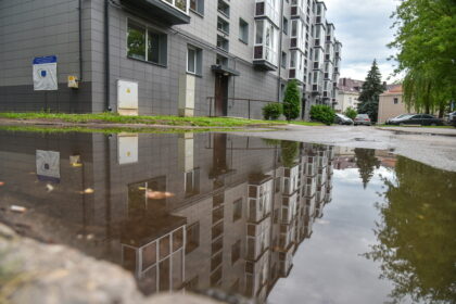 Greta sutvarkyto Jaunimo parko esančio vieno Liepų alėjos daugiabučio gyventojai jaučiasi tarsi gyventų Venecijoje. Po smarkesnio lietaus ir į panevėžiečių kiemą galima tik įplaukti. Žmonės guodžiasi, kad jų bėdos prasidėjo tada, kai prieš porą metų renovavo namą, o Savivaldybė sutvarkė buvusią duobėtą gatvę.