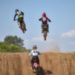 Panevėžį sekmadienį drebina motorų gausmas. J. Janonio gatvėje esančioje motokroso trasoje greičio ir adrenalino fanai varžosi dėl Edvardo Ramono taurės.