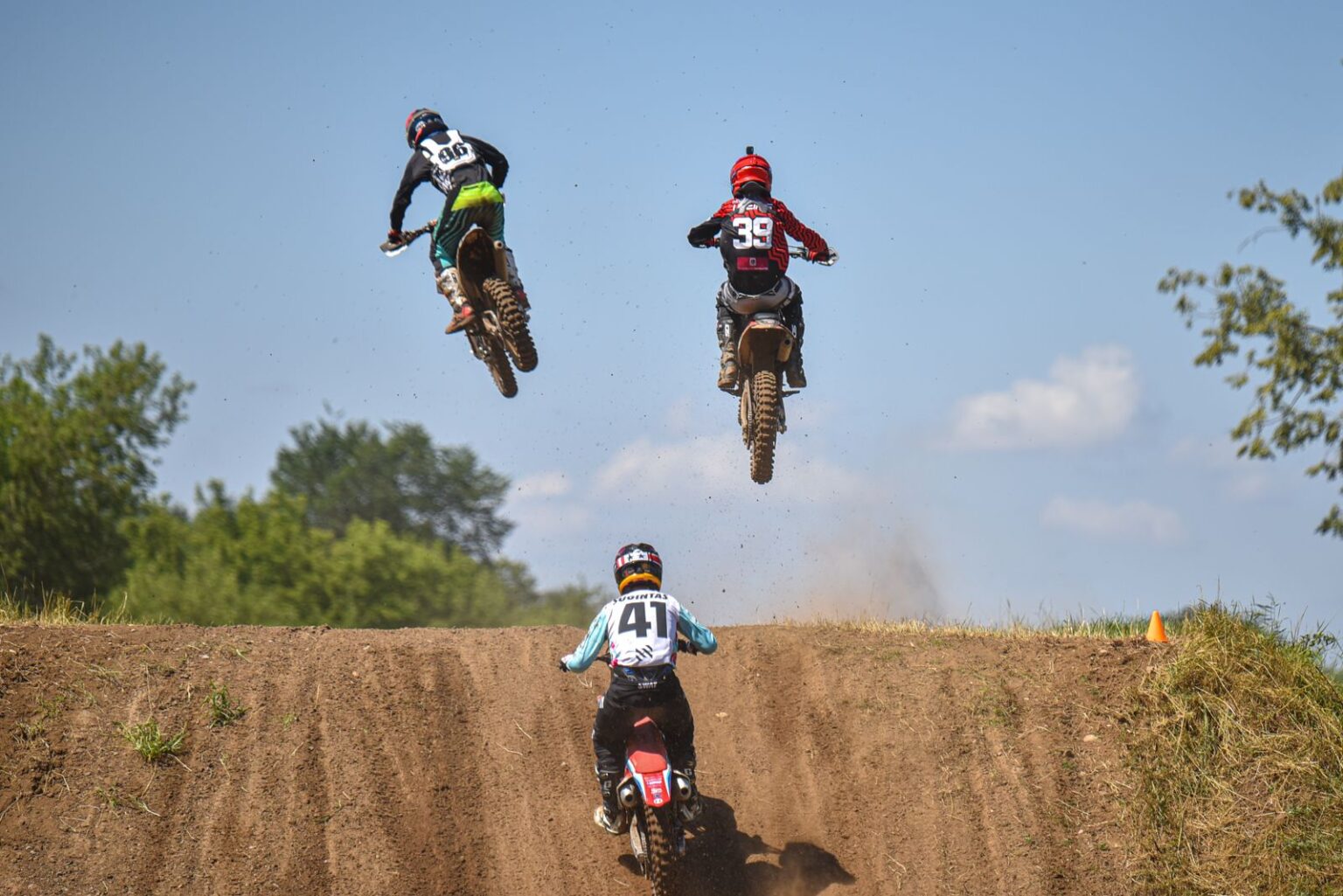 Panevėžį sekmadienį drebina motorų gausmas. J. Janonio gatvėje esančioje motokroso trasoje greičio ir adrenalino fanai varžosi dėl Edvardo Ramono taurės.