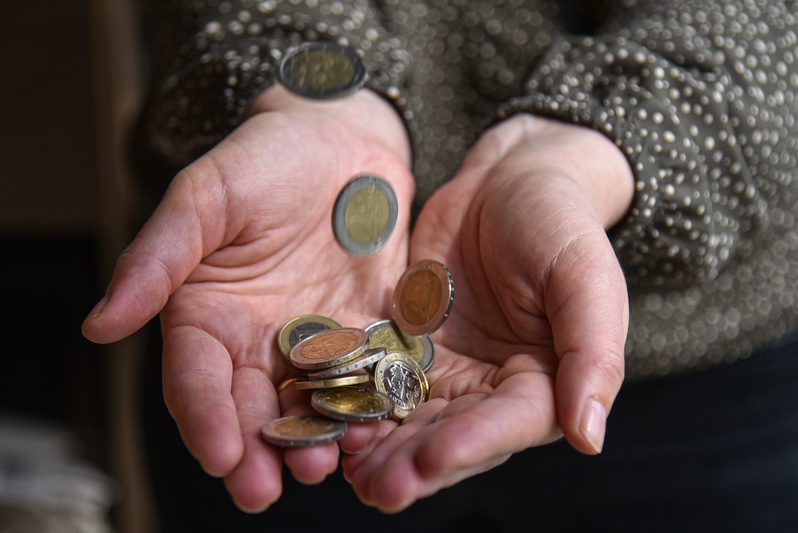 Tik sulaukę pensijos senjorai pasakoja sužinoję, kad iš sukauptų kelių tūkstančių eurų į jų delnus kas mėnesį įkris tik grašiai. P. ŽIDONIO nuotr.