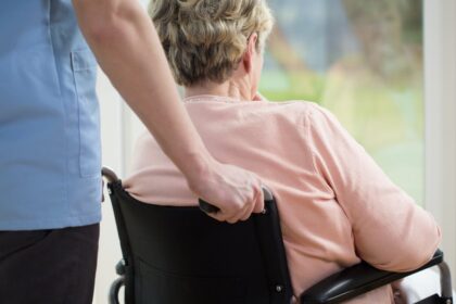 Panevėžio pakraštyje, Savitiškio gatvėje, erdvioje vietoje tarp buvusių bendrabučių ir profesinio rengimo centro pradėti statyti pirmieji mieste privatūs senjorų namai. Tokio modelio namai sukurti Amerikoje, jie prigijo Prancūzijoje, o pastarąjį dešimtmetį kyla ir Baltijos šalyse.