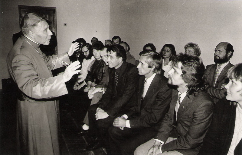 1988 metų spalio 2-oji. Kardinolas Vincentas Sladkevičius laimina pirmuosius Panevėžio sąjūdininkus. PANEVĖŽIO KRAŠTOTYROS MUZIEJAUS RINKINIŲ (J. Ambraškos) nuotr.
