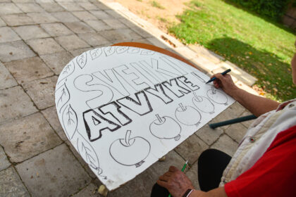 Netoli Panevėžio, Kurganavoje, prieš penkerius metus uždarytos mokyklos pastate dabar dienas leidžia devyni sunkios negalios žmonės. Buvusioje mokykloje įkurto Panevėžio rajono neįgaliųjų dienos centro ramstis – būrys savanorių. Jie kiemą apsodino gėlėmis, augina daržoves ir netgi parūpina malkų.