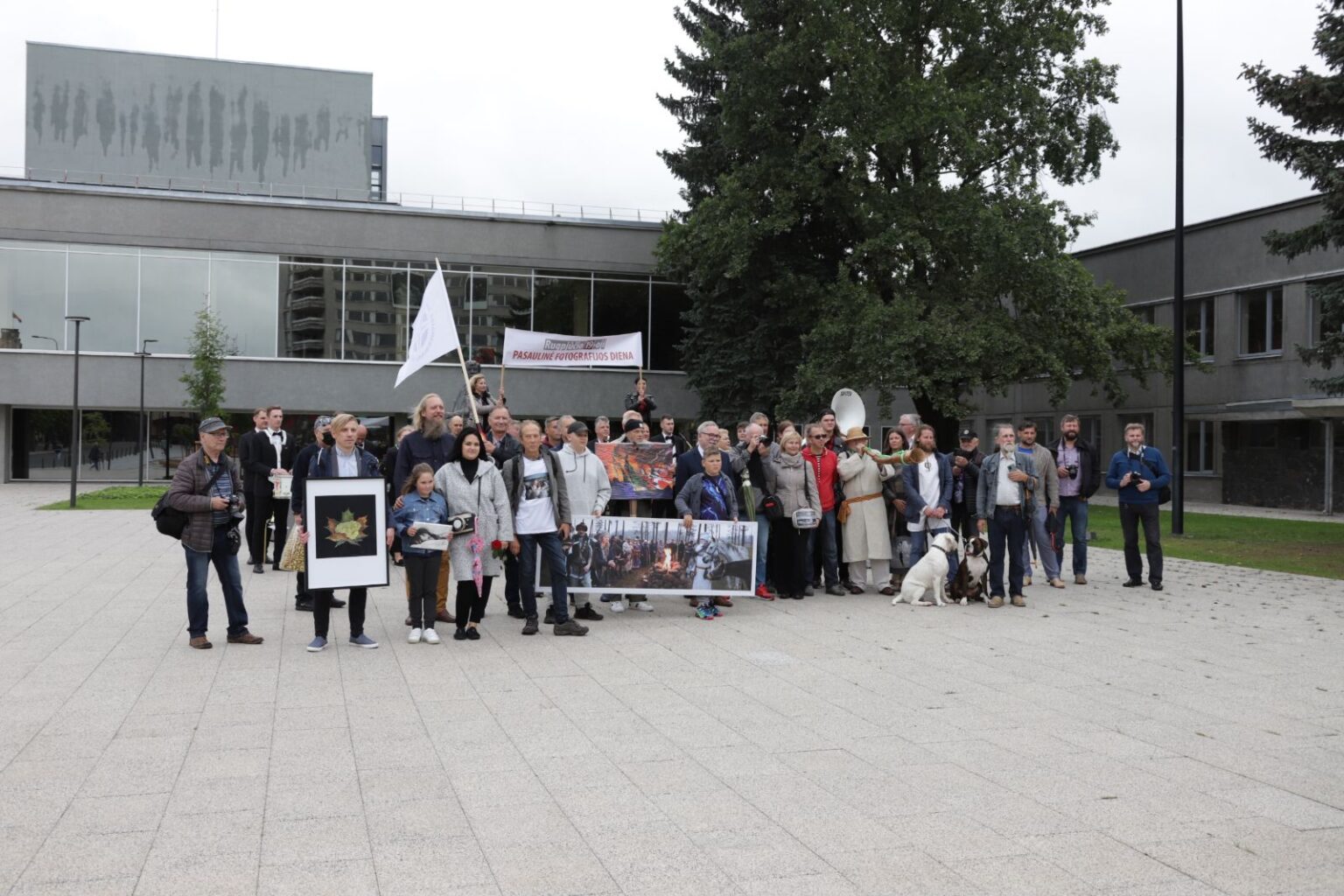Į pasaulį per fotoobjektyvą dažniausiai žvelgiantys fotografai Pasaulinę fotografijos dieną patys atsidūrė dėmesio centre.