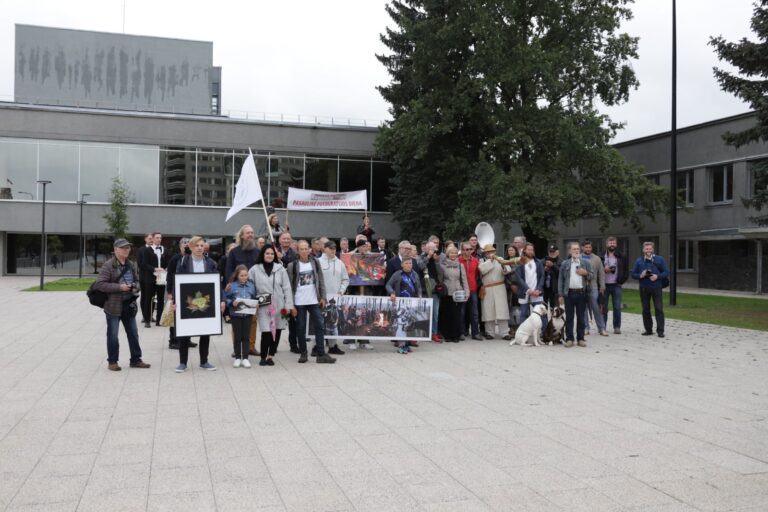 Į pasaulį per fotoobjektyvą dažniausiai žvelgiantys fotografai Pasaulinę fotografijos dieną patys atsidūrė dėmesio centre.