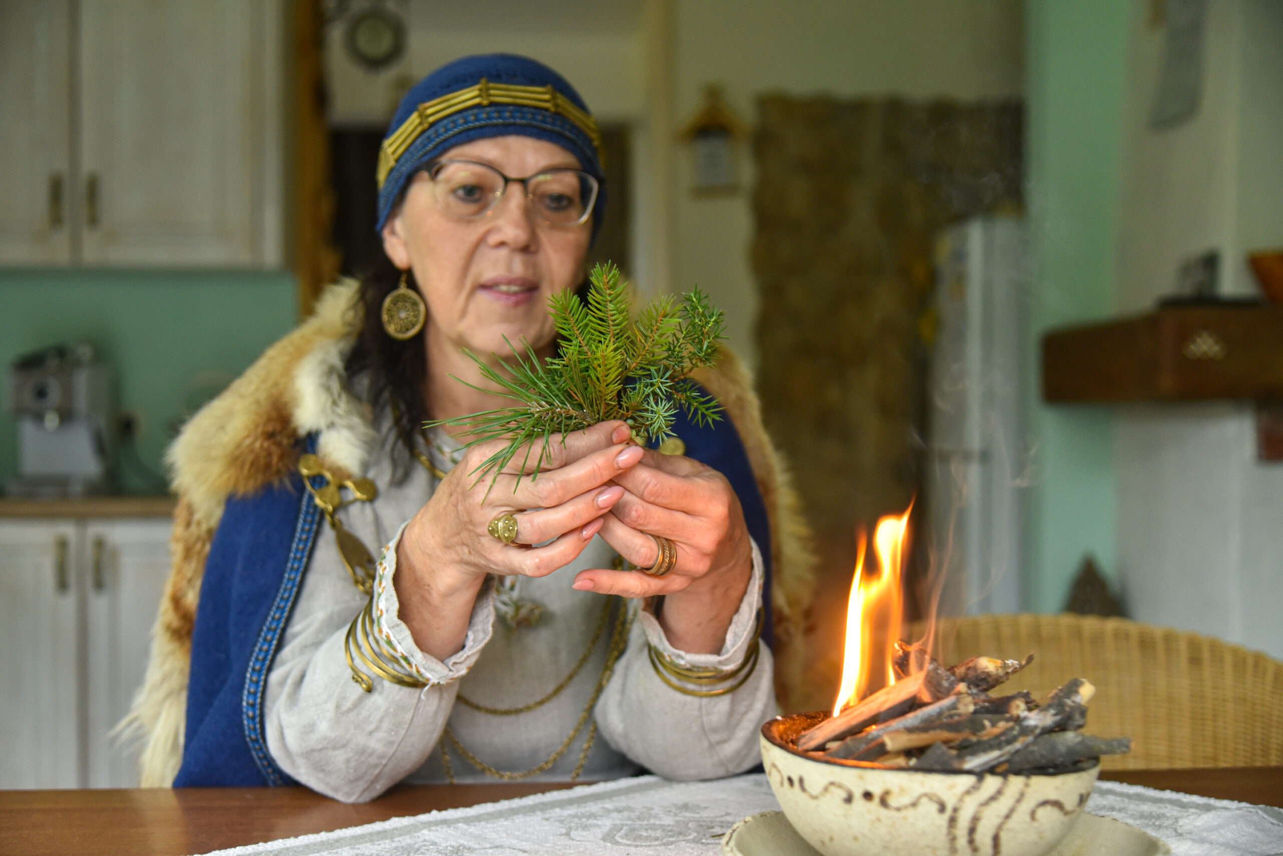 Gryna panevėžietė Rasa Vėtra Palmilerė nuo vaikystės jautė ugnies didžiulę trauką ir tikėjo, kad kiekviename žmoguje yra kažkas dieviško. Tačiau tik perlipusi gyvenimo pusamžį suprato, ką tai reiškia: atokiame vienkiemyje ji įrengė šventvietę deivei Mildai, kieme pastatė didelį aukurą ir ėmė melstis senovės baltų dievams.