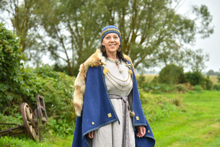 Gryna panevėžietė Rasa Vėtra Palmilerė nuo vaikystės jautė ugnies didžiulę trauką ir tikėjo, kad kiekviename žmoguje yra kažkas dieviško. Tačiau tik perlipusi gyvenimo pusamžį suprato, ką tai reiškia: atokiame vienkiemyje ji įrengė šventvietę deivei Mildai, kieme pastatė didelį aukurą ir ėmė melstis senovės baltų dievams.