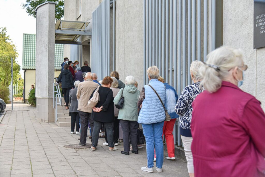 Nors iki rugsėjo 13-osios, kai daugelis veiklų bus paliktos tik turintiesiems galimybių pasą, dar liko daugiau nei dvi savaitės, Registrų centre ir poliklinikose jau driekiasi jo ieškančiųjų eilės. Apgultį pajuto ir medikai, sulaukiantys netgi pasiūlymų už kyšį išrašyti melagingas pažymas apie alergiją skiepui nuo koronaviruso.