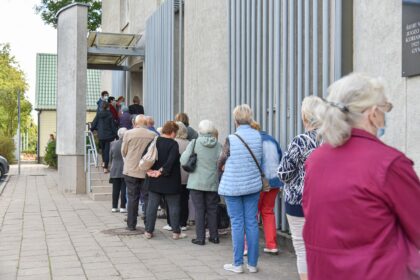Nors iki rugsėjo 13-osios, kai daugelis veiklų bus paliktos tik turintiesiems galimybių pasą, dar liko daugiau nei dvi savaitės, Registrų centre ir poliklinikose jau driekiasi jo ieškančiųjų eilės. Apgultį pajuto ir medikai, sulaukiantys netgi pasiūlymų už kyšį išrašyti melagingas pažymas apie alergiją skiepui nuo koronaviruso.