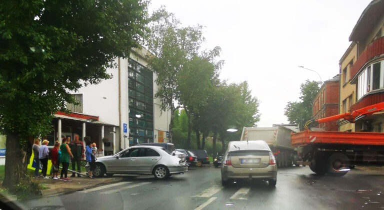 Panevėžyje susidūrus sunkvežimiui ir lengvajam automobiliui, rimtų sužeidimų išvengta, bet nukentėjo kelio ženklas.