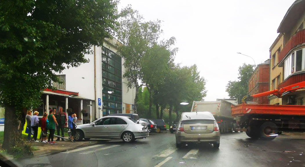 Panevėžyje susidūrus sunkvežimiui ir lengvajam automobiliui, rimtų sužeidimų išvengta, bet nukentėjo kelio ženklas.