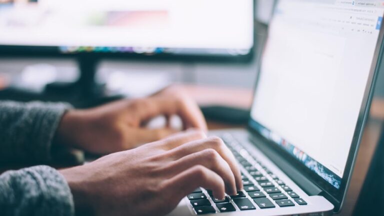 Laisvas žodis – brangus. Tuo tiesiogiai įsitikino panevėžietis Igoris Kuzmickij, kurio komentarai socialiniuose tinkluose lėmė, kad smulkusis verslininkas nebegali savo paslaugų pristatyti daugiau nei 4000 savo klientų internete.