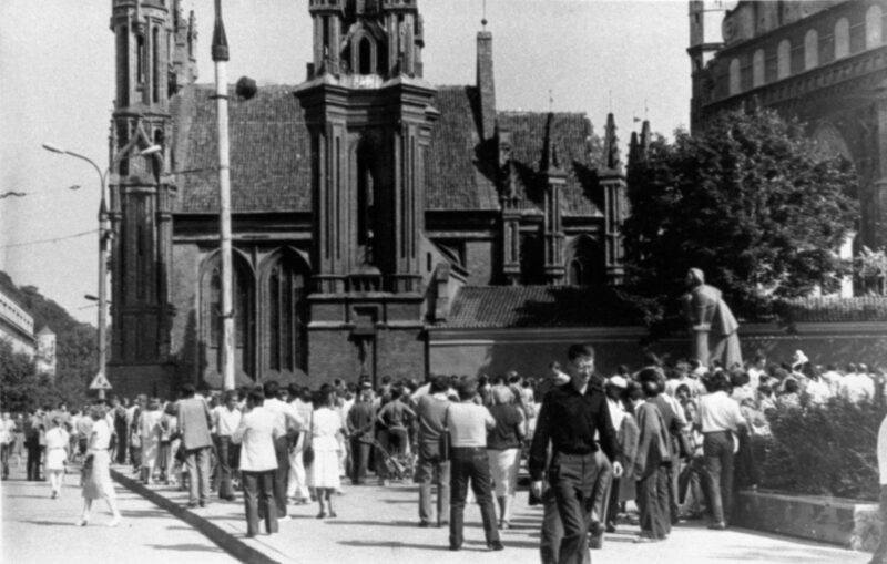 1987-ieji, garsusis mitingas prie Adomo Mickevičiaus paminklo Vilniuje. LCVA nuotr.