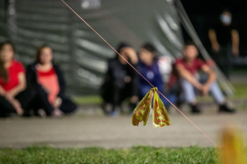 Premjerė Ingrida Šimonytė sako, kad Europos Sąjunga yra įsitraukusi į migrantų krizės Lietuvoje sprendimą, tačiau prašo aktyvesnės pagalbos, kalbantis su Iraku dėl kelionių į Minską mažinimo bei šalyje neteisėtai esančių žmonių grąžinimo.