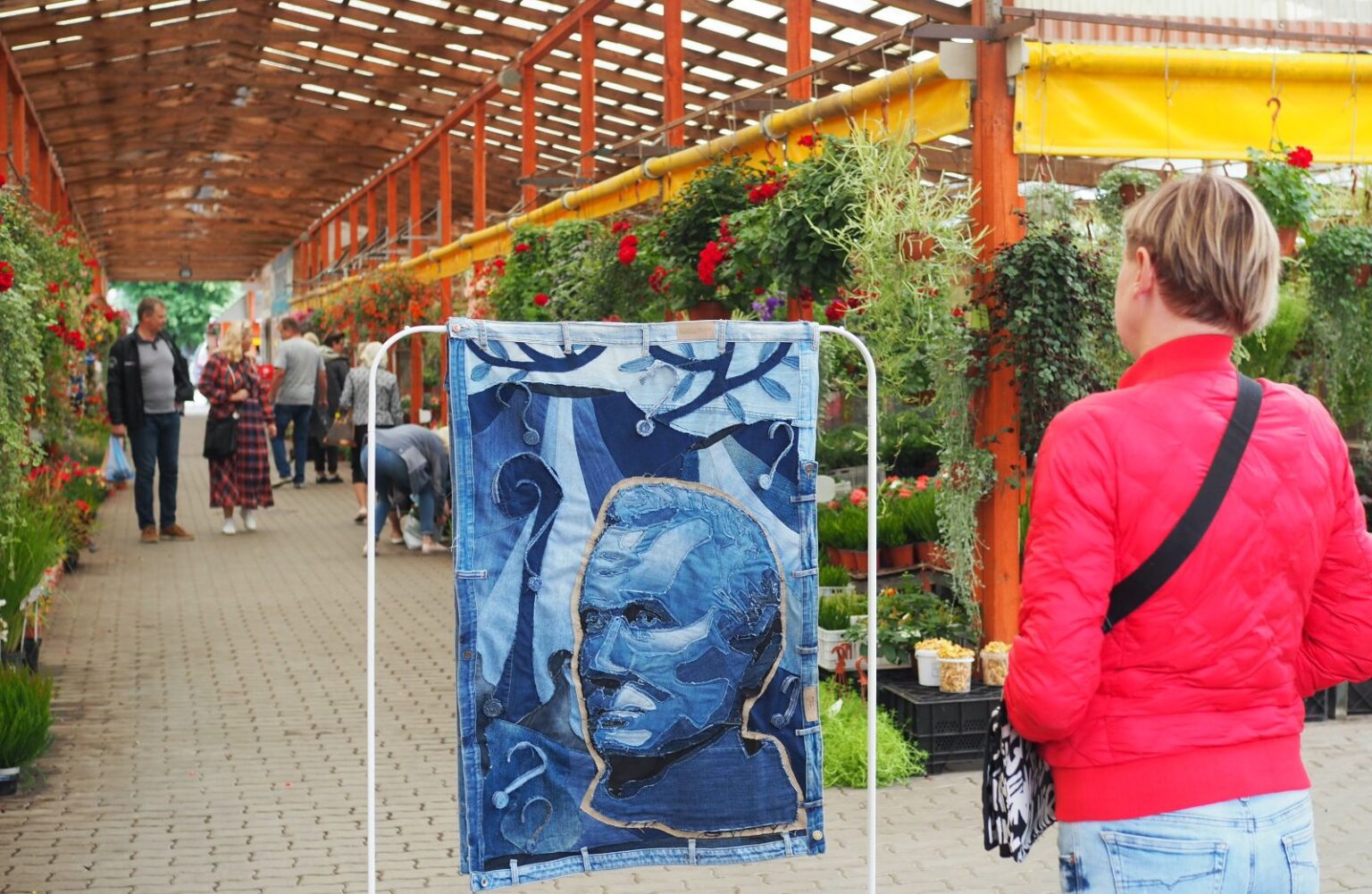 Panevėžyje pristatytas didelio formato tekstilinis darbas garsiam botanikui Jurgiui Ambraziejui Pabrėžai atminti