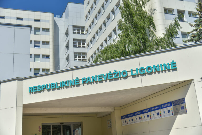 Panevėžietė įtaria, kad gulėdama Respublikinėje Panevėžio ligoninėje, jos mama kelias valandas nesulaukė tinkamos pagalbos ir mirė kančiose. Ligoninė tvirtina vos sulaukusi dukters skundo nedelsiant inicijavusi Vidaus kontrolės ir audito skyriaus tyrimą.