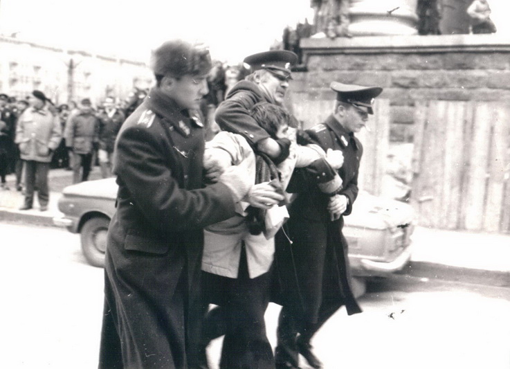 Lietuvos valstybės naujajame archyve saugomi ir liudijimai apie skaudžiausius naujausių laikų istorijos puslapius. Tarp jų – ir fotografo Algimanto Barzdžiaus 1991 metų sausį įamžinta įtampa Vilniuje, Nepriklausomybės aikštėje prie Aukščiausiosios Tarybos. LVNA, f. 9, ap. 1, b. 36, l. 37.
