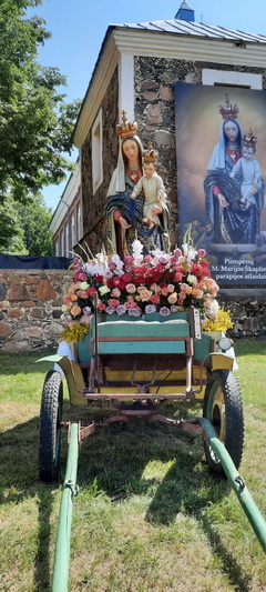 Taip išpuoštos procesijų statulos nešamos ispaniškai kalbančiose šalyse, tokia tradicija sumanyta ir Pumpėnuose. ASMENINIO ARCHYVO nuotr.