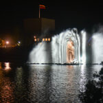 Visą savaitę šokęs Senvagės fontanas penktadienio vakarą nušvito spalvomis.