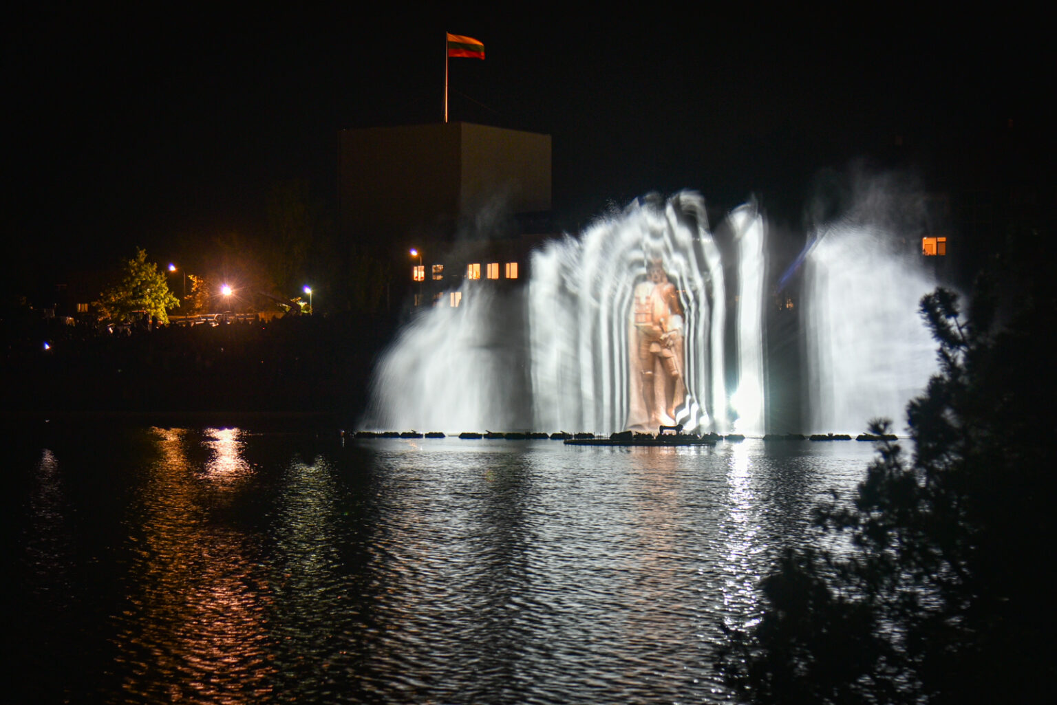 Visą savaitę šokęs Senvagės fontanas penktadienio vakarą nušvito spalvomis.