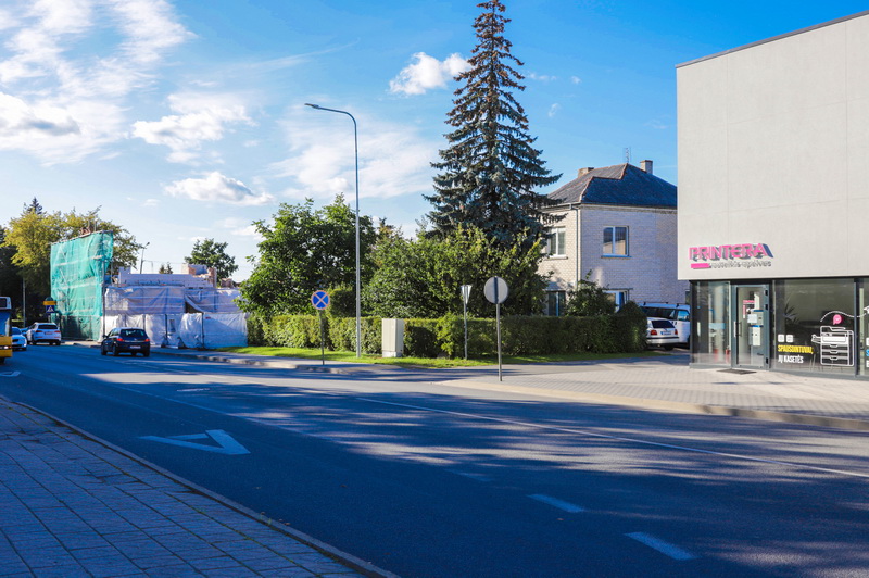 Dar prieš kelerius metus šimtametis pastatas pasitikdavo užkaltais langais ir nukristi grasinančiais balkonais, tačiau jau netrukus vaizdas pasikeis. I. STULGAITĖS-KRIUKIENĖS nuotr.