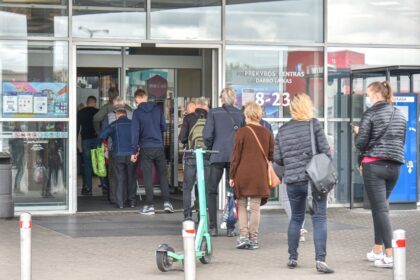 Lietuvoje nuo pirmadienio prasidėjo nepasiskiepijusiųjų karantinas – be galimybių paso visiems atviros tik nedidelės maisto bei būtinųjų prekių parduotuvės, turinčios įėjimą iš lauko.