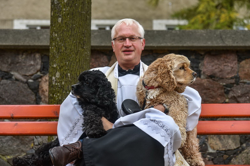 Pasak klebono Romualdo Zdanio, jis niekada nepritartų gyvūnų laidojimui naudojant krikščionišką atributiką, tačiau nemato nieko blogo, jei augintinių kapavietės apsodinamos gėlėmis, ant jų deginamos žvakutės ar statomi gyvūną primenantys paminklėliai. P. ŽIDONIO nuotr. 