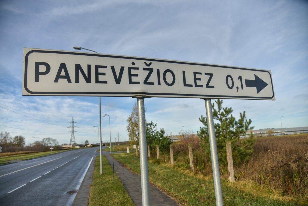 Norvegijos baldų gamintojos „Ekornes“ įmonių grupė paskelbė planuojanti išplėsti savo gamyklą Lietuvoje. Bendrovės gamybos ir logistikos centrą, įsikūrusį Panevėžio laisvojoje ekonominėje zonoje, ketinama išplėsti iki 25 tūkst. kv. metrų, o prie 200 esamų gamyklos darbuotojų prisijungs dar daugiau nei 100 specialistų.