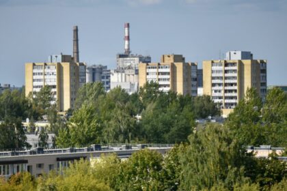 Nekilnojamojo turto ekspertai atkreipia dėmesį, kad valstybės paramą gaunančios šeimos, spaudžiamos laiko, būstą perka dažniausiai nė nesiderėdamos, kas dar labiau išaugina pardavėjų apetitą. P. Židonio nuotr.
