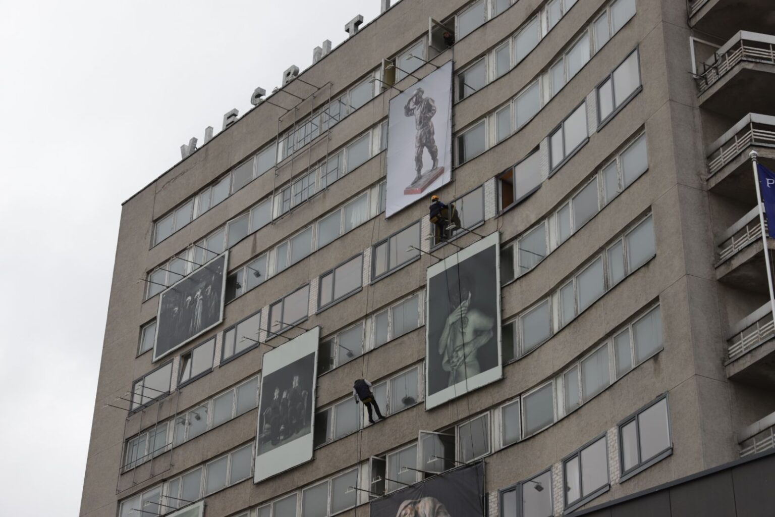 Galerijoje ant Panevėžio viešbučio fasado – dar viena nauja įspūdingo dydžio darbų paroda.