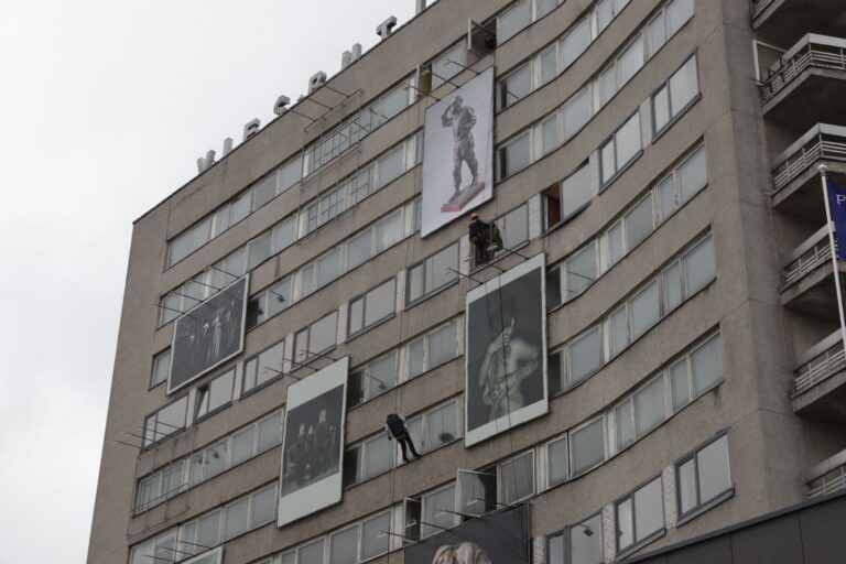 Galerijoje ant Panevėžio viešbučio fasado – dar viena nauja įspūdingo dydžio darbų paroda.