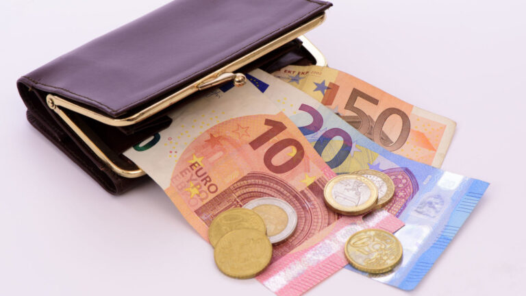 Socialinio draudimo pensijų įstatymo pataisas įregistravę parlamentarai siekia ištaisyti ydingą, jų nuomone, išankstinės pensijos skaičiavimą. Ir taip užtikrinti, kad asmenims, kuriems paskirtosios išankstinės senatvės pensijos mokėjimas buvo sustabdytas tam tikram laikotarpiui ir vėliau atnaujintas, šios pensijos dydis būtų perskaičiuojamas išskaičiuojant sustabdymo laikotarpį.