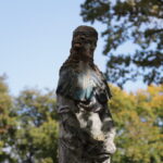 Kapinės – ne tik mirusiųjų amžino poilsio vieta. Senosios Panevėžio miesto kapinės – savotiškas muziejus po atviru dangumi, vedantis per miesto raidos etapus. Laikas negailestingai trina ne tik prisiminimus apie čia atgulusių žmonių gyvenimus, bet ir naikina kultūros paveldo vertybėmis pripažintas unikalias skulptūras.