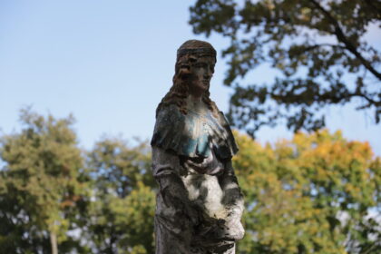 Kapinės – ne tik mirusiųjų amžino poilsio vieta. Senosios Panevėžio miesto kapinės – savotiškas muziejus po atviru dangumi, vedantis per miesto raidos etapus. Laikas negailestingai trina ne tik prisiminimus apie čia atgulusių žmonių gyvenimus, bet ir naikina kultūros paveldo vertybėmis pripažintas unikalias skulptūras.