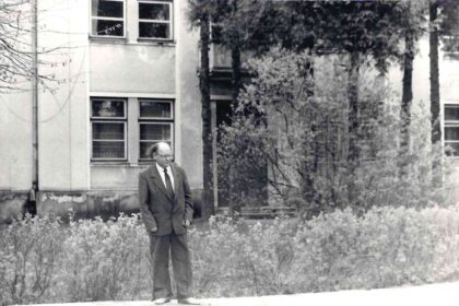 Vabalninko krašto vaiko, kurį laiką Panevėžyje gyvenusio Jono Strielkūno eilėraščiai, tarsi kiekvienam asmeniškai parašyti, visada padės lengviau susivokti gyvenimo labirintuose. O kadaise talentingam poetui buvo užkirstas kelias kūrybą publikuoti spaudoje, mat viename eilėraštyje rašydamas apie ilgesį gimtinei paminėjo svėres – partijos šulai pasipiktino, kad sovietinėje Lietuvoje herbicidais purškiamuose laukuose piktžolės neauga.